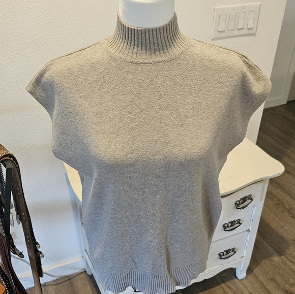 NWT'S- CYRUS - Kitten Heather Mock Neck Cap Sleeve Sweater - Size Small - Picture 4 of 7